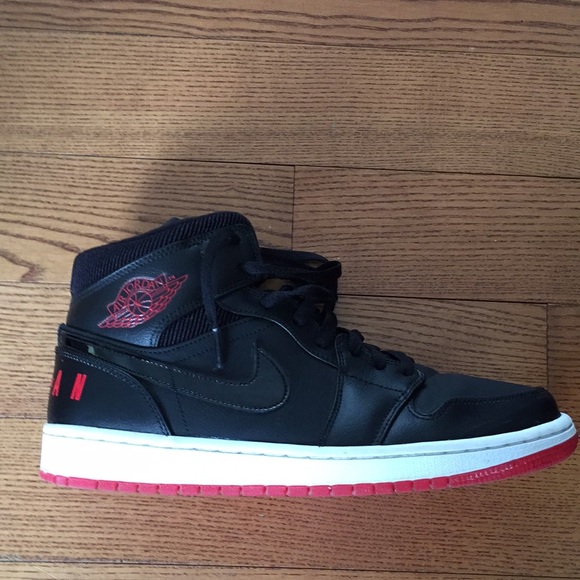 Jordan 1 mid, red and black great condition - Picture 2 of 5